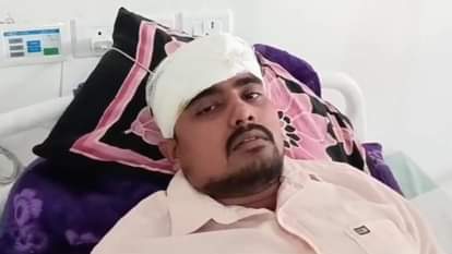 अस्पताल में इलाज के दाैरान घायल शुभम पांडेय।