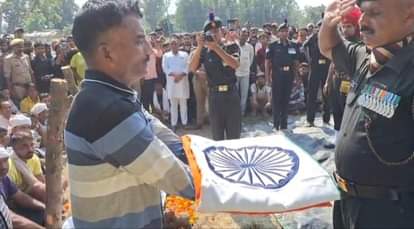 अंतरिक्ष सिंह के अंतिम संस्कार के बाद पिता को तिरंगा देते सेना के जवान।