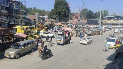 बडगाम का मेन चौक..जहां दिन भर चहल-पहल रहती है।