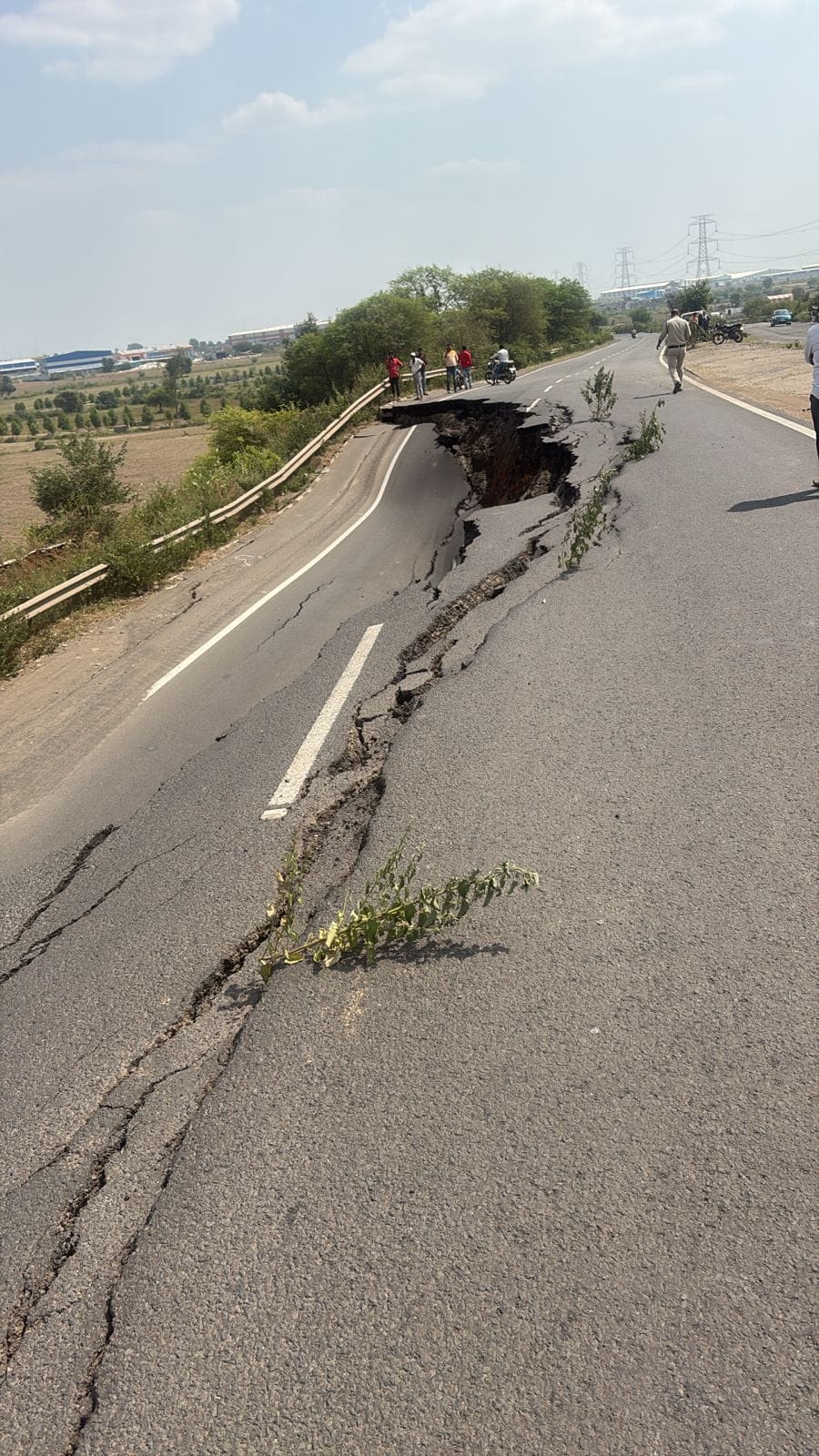 Bhopal News: Road collapses in Bhopal, major accident averted, case of Indore-Sagar road, incident occurred 3