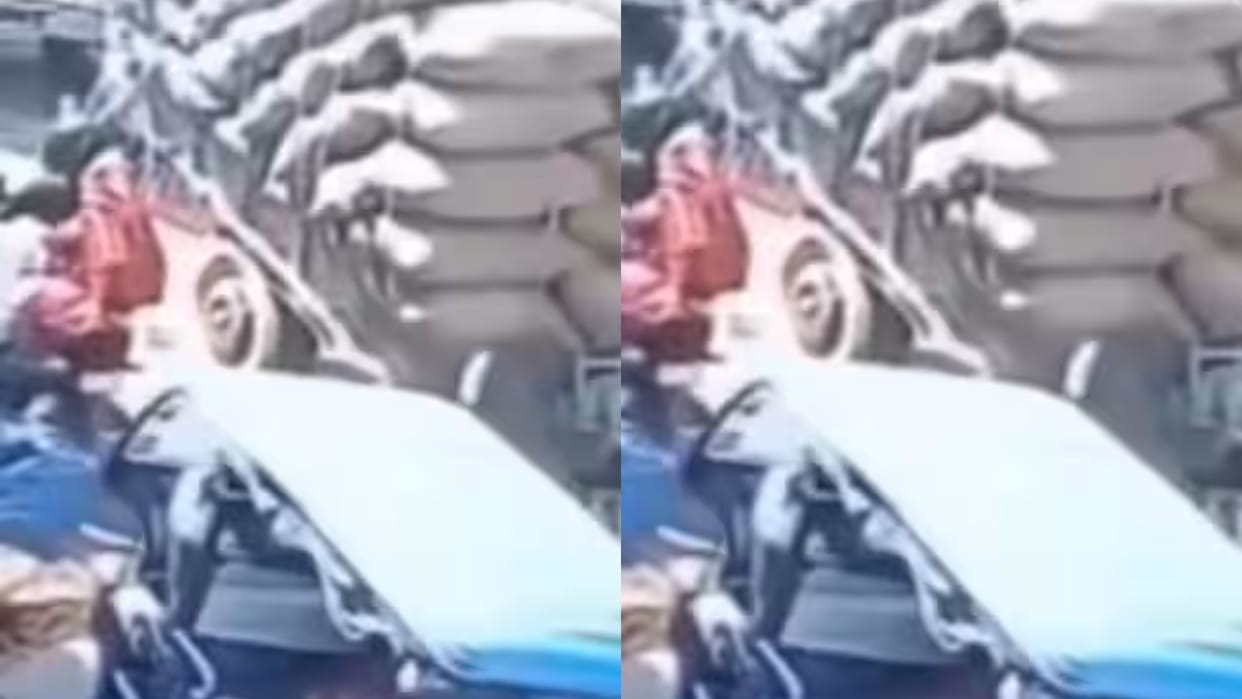 Tractor trolley suddenly overturns in a crowded market several people are trapped Video Viral
