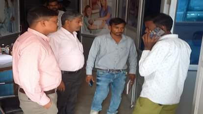 बांके बिहारी हॉस्पीटल जच्चा बच्चा केन्द्र पर छापेमारी करते हुए स्वास्थ्य विभाग की टीम