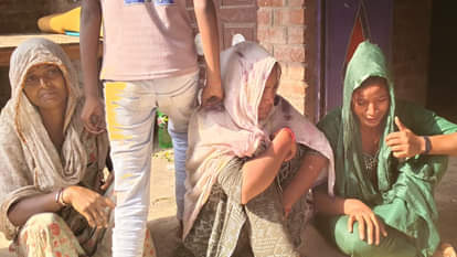 बिलखते परिजन