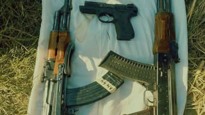 बॉर्डर से बरामद हथियार।