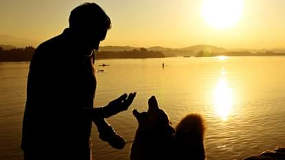 सुखना पर अपने पालतू कुत्ते के साथ वक्त बिताता व्यक्ति