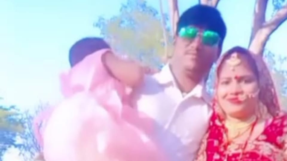 Mukesh replaced 50 SIM cards in his wife mobile phone woman had two phones husband killed his wife in fatehpur