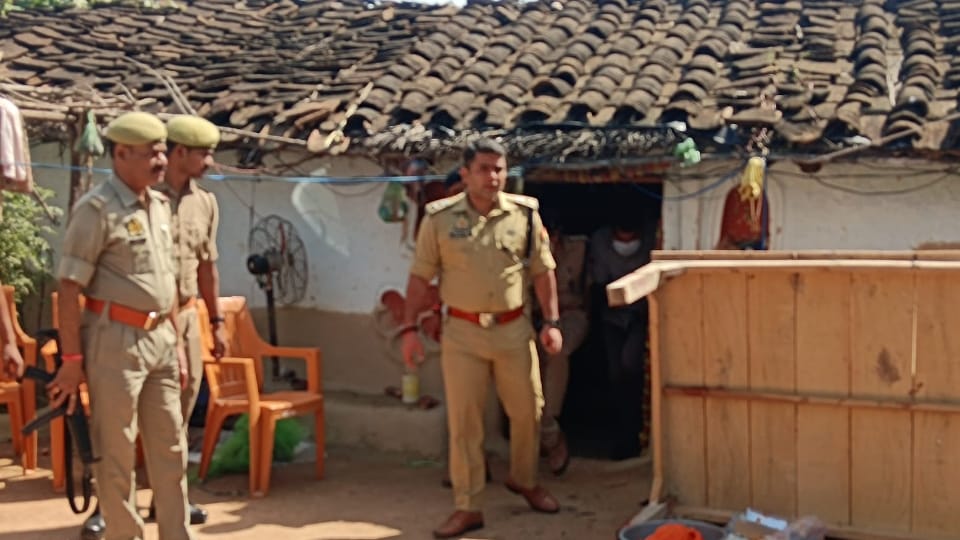 man killed his wife and then shot himself due to suspicion on her character In Fatehpur