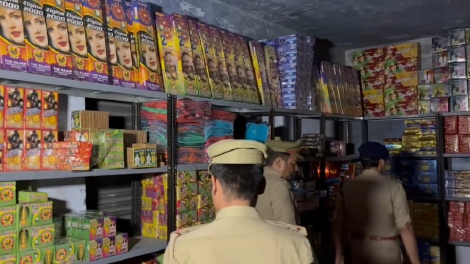 UP: Major action by police in Muzaffarnagar, firecrackers worth one crore seized, six warehouses seal
