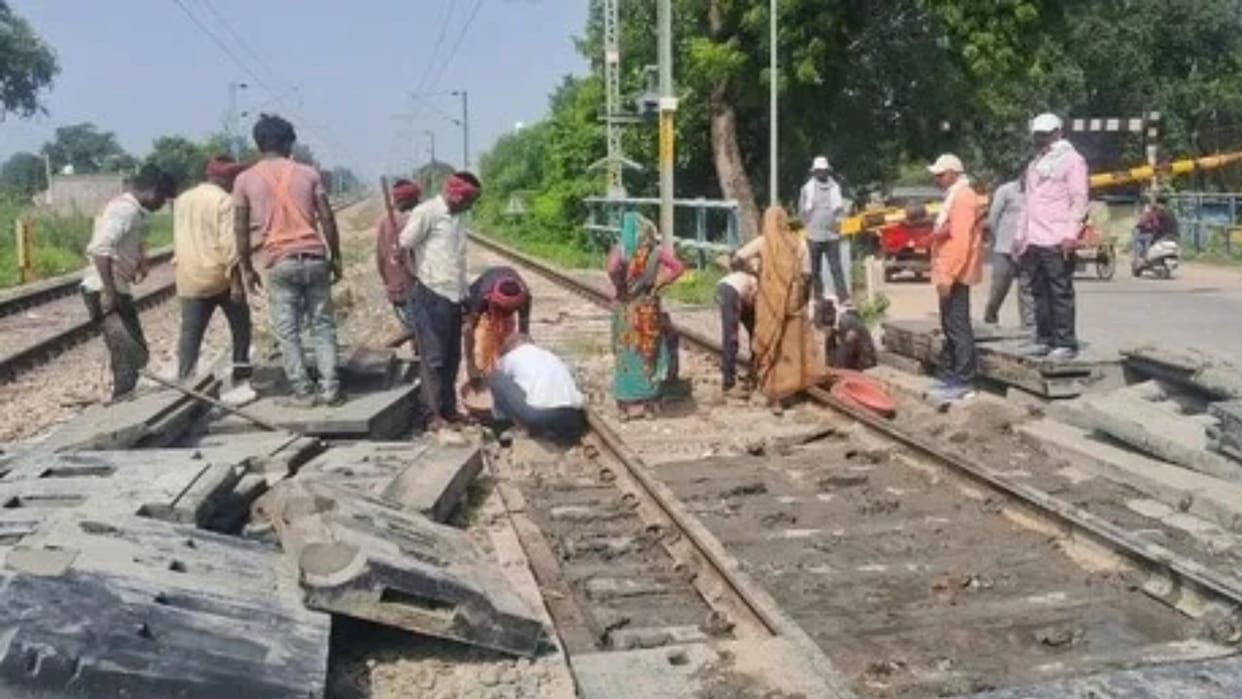 Varanasi-Rambagh railway section Trains will run on caution till October 20 in bhadohi
