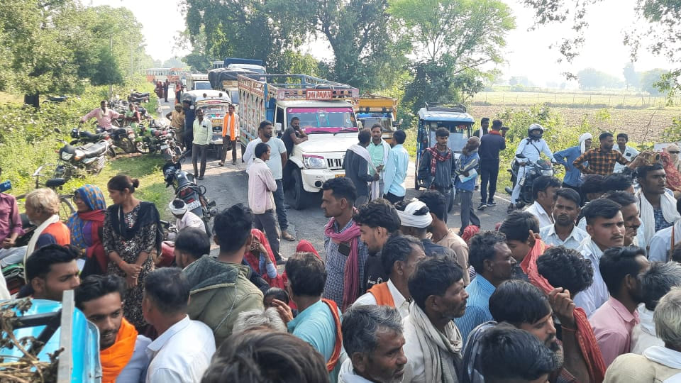Mahoba: Angry farmers blocked the Naugaon-Kulpahar road due to non-availability of fertilize