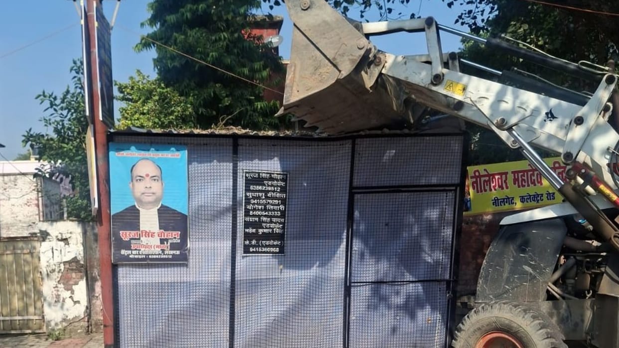 Lucknow: Bulldozers demolished 20 lawyers' chambers built on roads and footpaths.