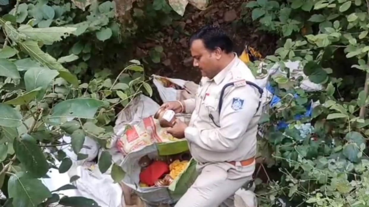Omkareshwar News: Sensation created by finding thousands of copper pots from Guru Shankaracharya statue site