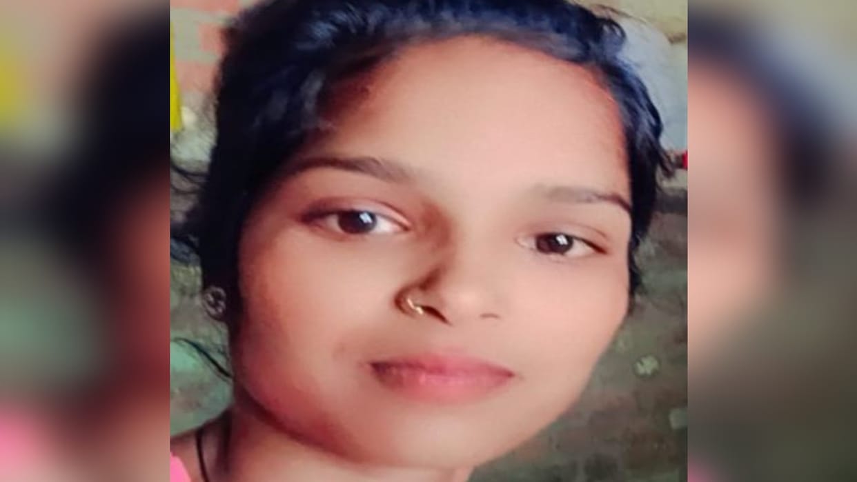 girl committed suicide by hanging herself in Budaun