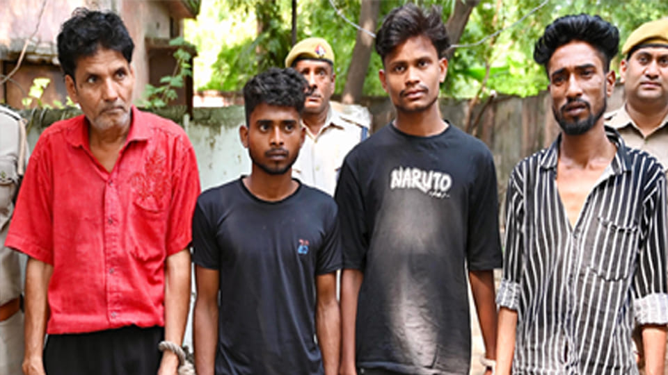 Kanpur: Three chain snatchers and the jeweler who purchased chain have been arrested and sent to jail