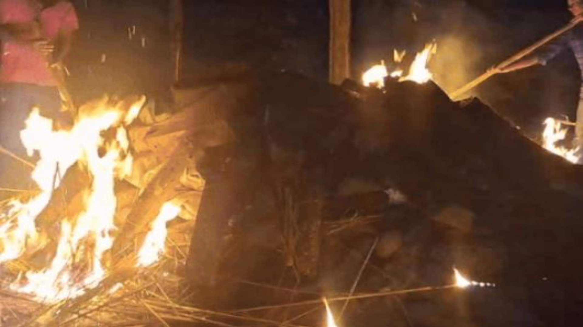 एक ही चिता पर हुआ मां और चार बच्चों का अंतिम संस्कार