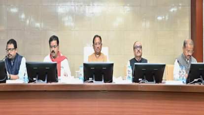 सीएम साय बैठक लेते हुए