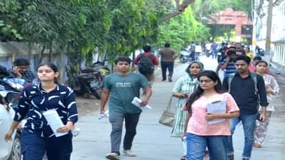 टीकाराम कन्या इंटर कॉलेज में पीसीएस की परीक्षा छूटने के बाद बाहर निकलते परीक्षार्थी