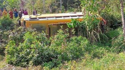 दुर्घटनाग्रस्त बस।