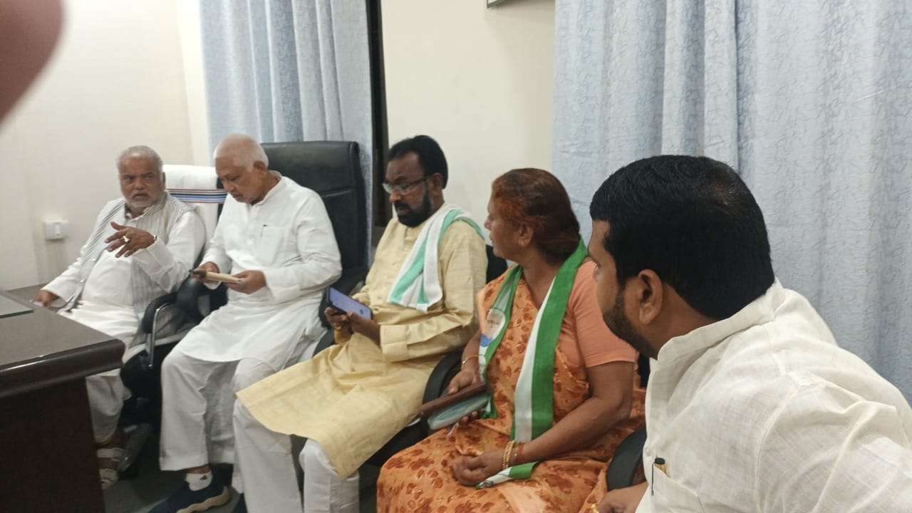 देवी तथा रजौली के निवर्तमान विधायक प्रकाशवीर ने JDU का दामन थामा।