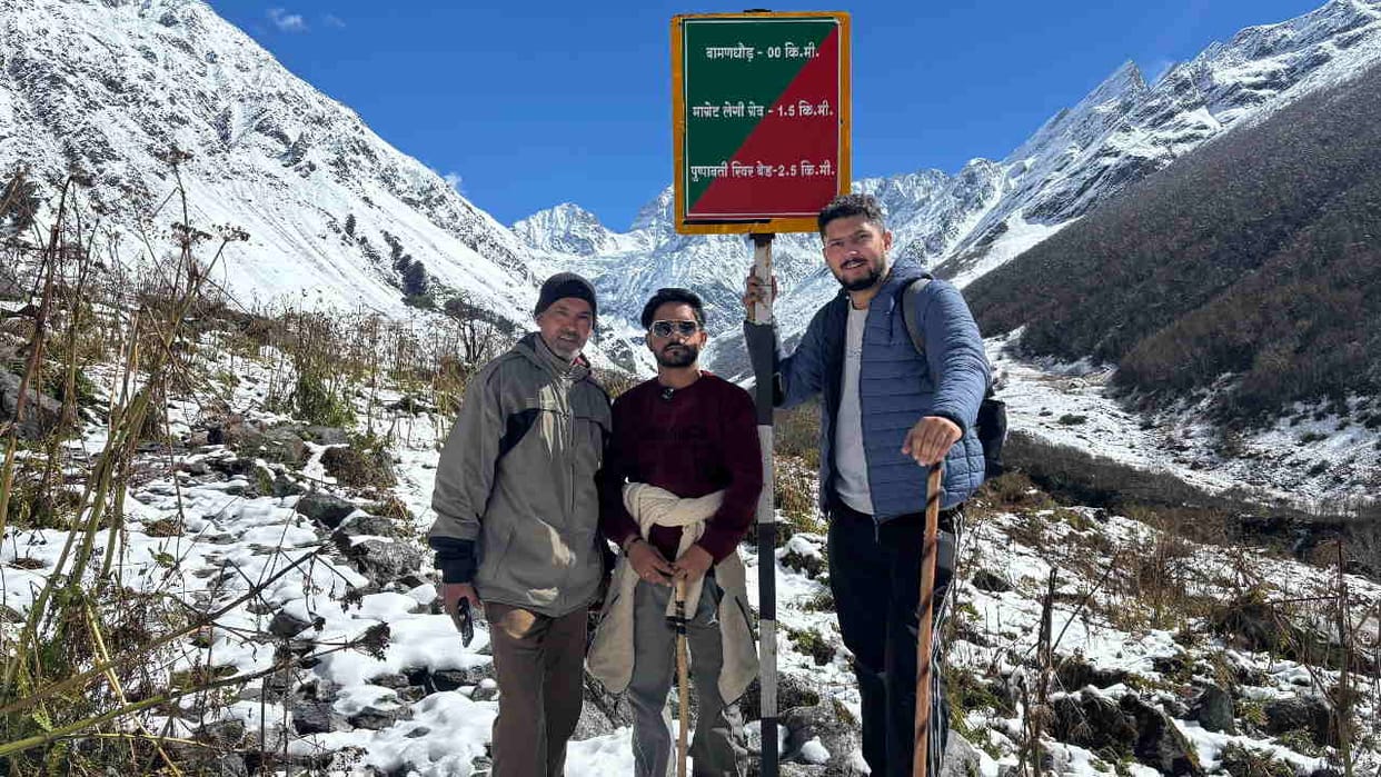 Tourists arriving to enjoy the snow in the Valley of Flowers Chamoli Uttarakhand news in hindi