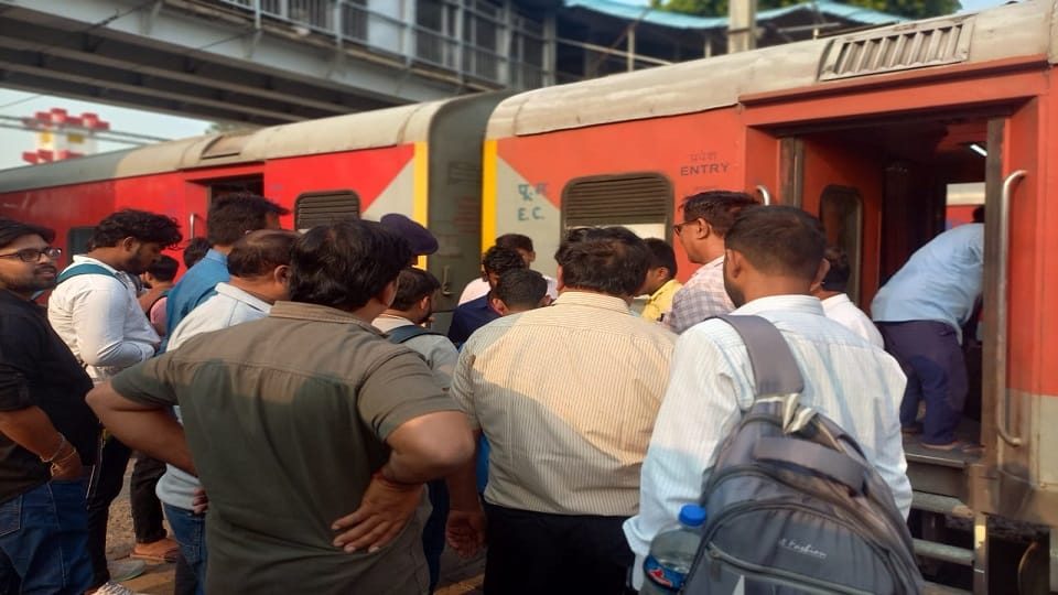 Bihar Sampark Kranti Superfast caught fire due to brake binding