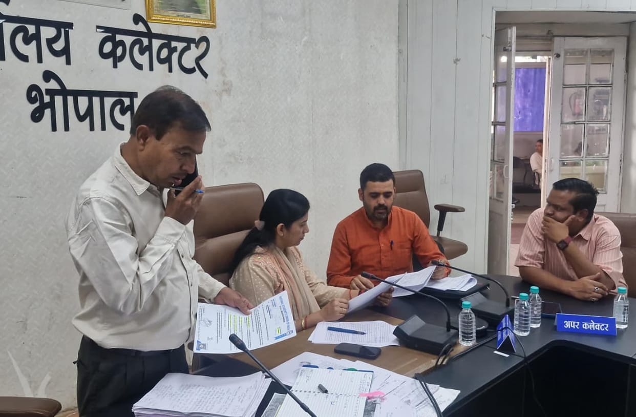 Bhopal News: Liquor shop in residential area, matter reaches public hearing, residents enraged after temple de