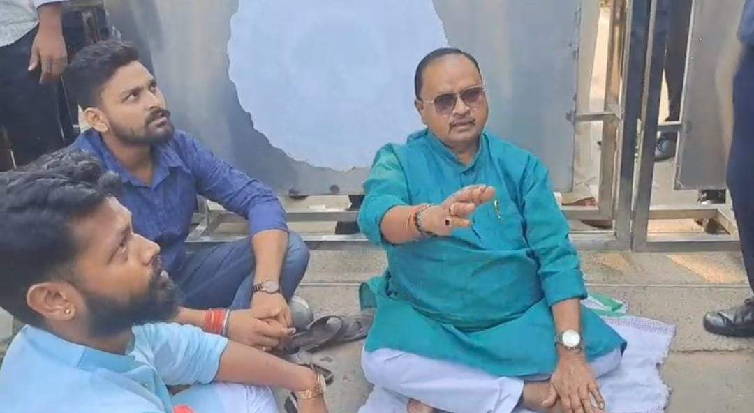 धरना पर बैठे जदयू विधायक गोपाल मंडल।