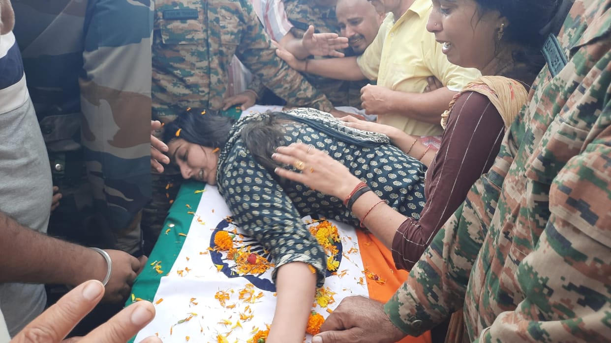 Lance Naik Harvinder Singh, who died of cardiac arrest due to lack of oxygen in the Leh glacier, was cremated