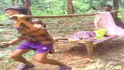 बीमार महिला को ग्रामीणों ने पहुंचा अस्पताल