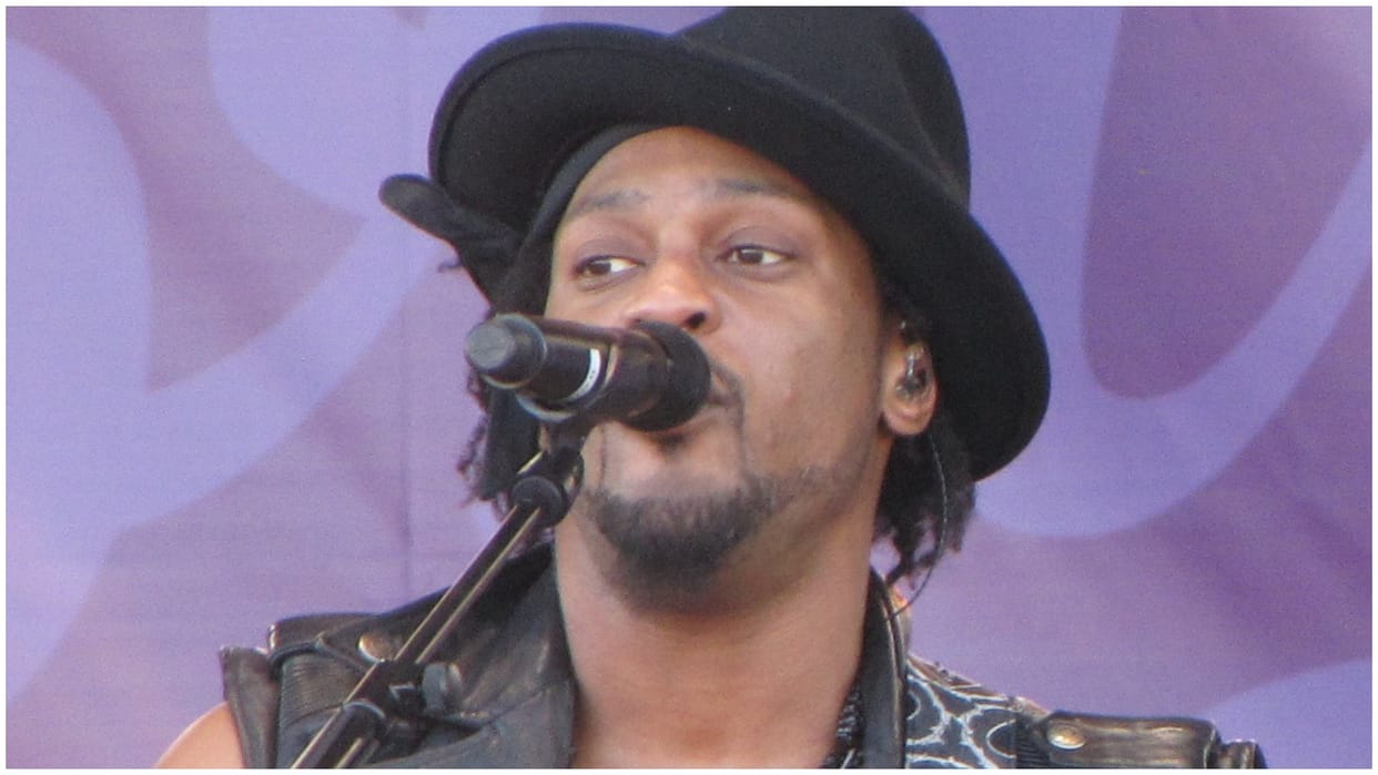 Grammy winning r and b artist d’angelo passes away at the age of 51 due to cancer