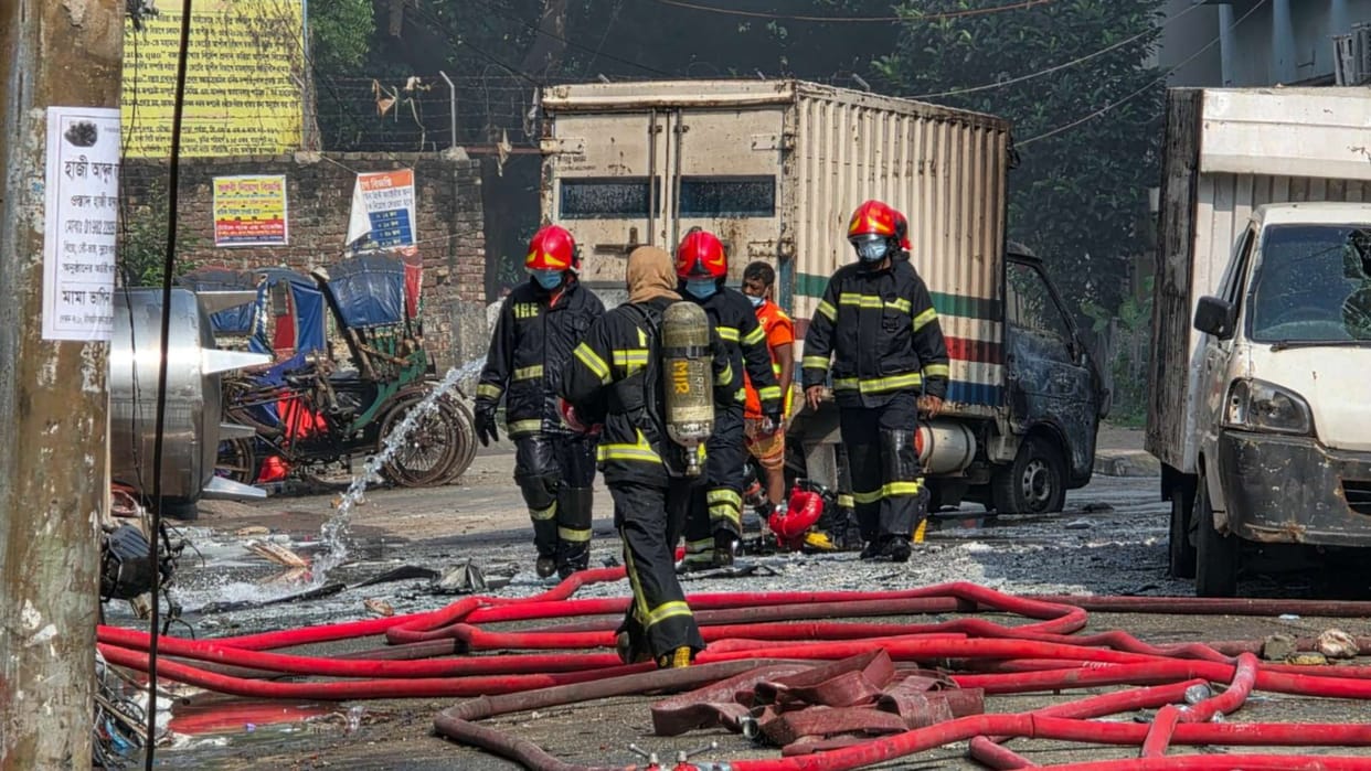 Bangladesh Dhaka chemical Warehouse massive fire update broke out many people killing News In Hindi
