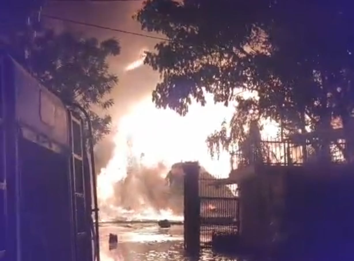 Indore: Massive fire at Indore's paint factory; chemical drums burst, explosions occur