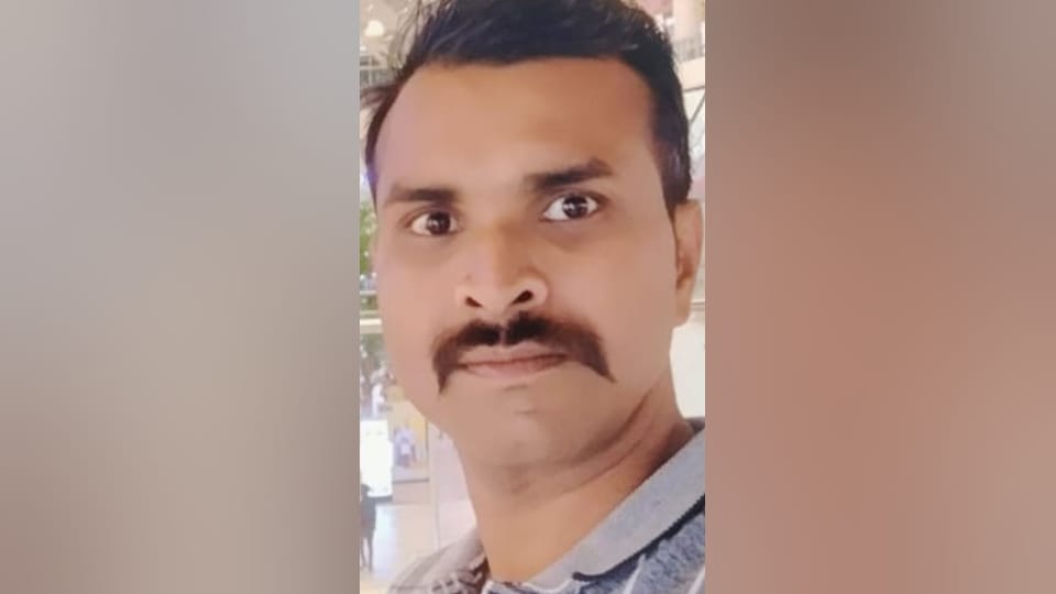 UP police constable kills father in Fatehpur Father murdered for paddy money accused son flees as crowd gather