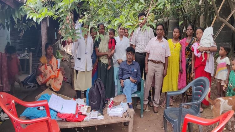 CG News: जगदलपुर के दूरस्थ वनग्राम गुड़ियापदर में स्वास्थ्य शिविर आयोजित, ग्रामीणों को दवा और जांच की सुविधा
