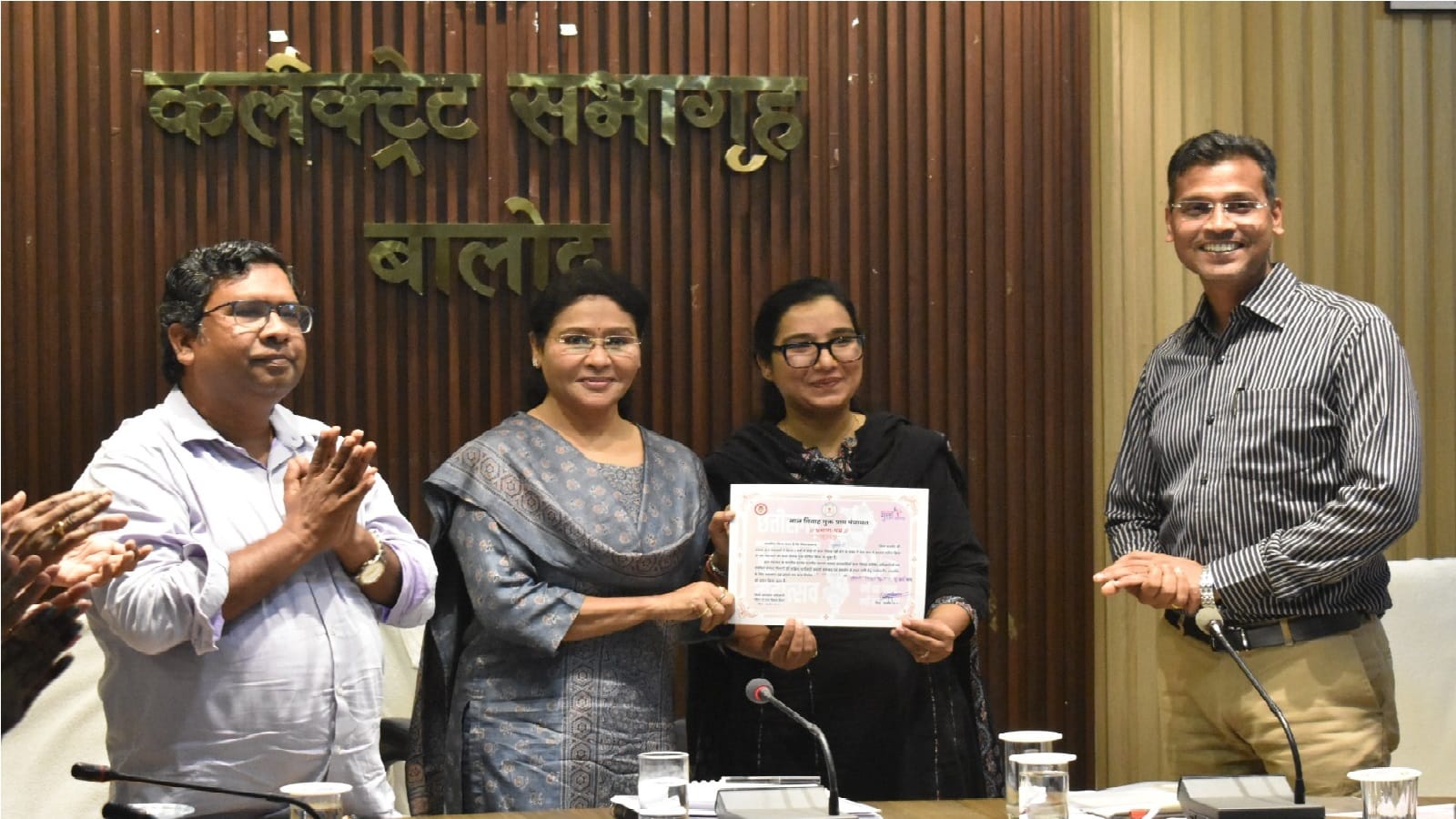 कलेक्टर ने सीईओ और सीएमओ को सौंपे प्रमाण पत्र