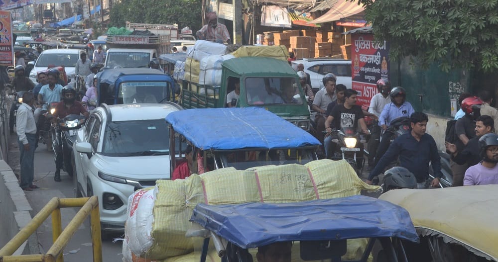 Kanpur Jam five minute journey takes 45 minutes police appeal  do not bring vehicles to markets unnecessarily