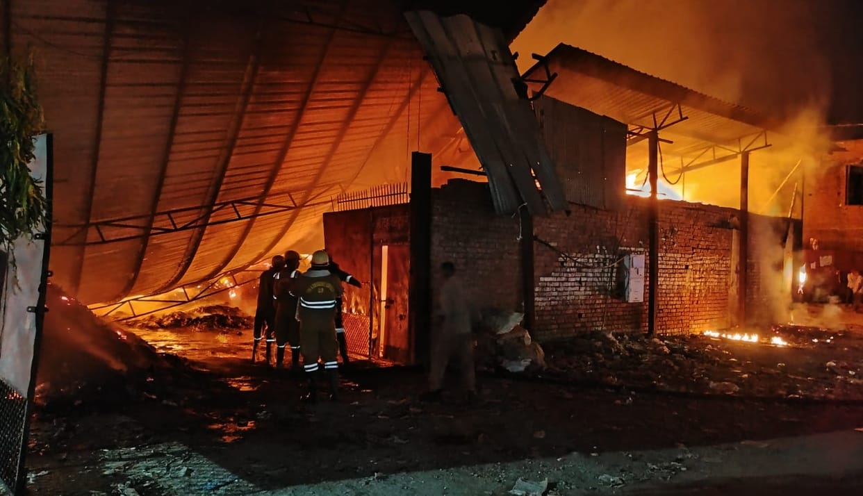 Kanpur short circuit caused fire in scrap warehouse fire engines brought under control within three hours