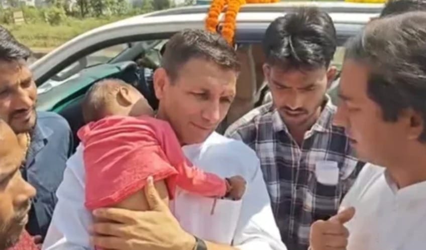 करवा चौथ पर सड़क हादसा: नवदंपति की मौत, कांग्रेस नेताओं ने परिवार से की मुलाकात।