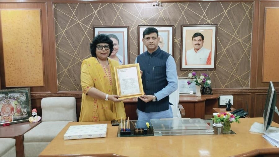 Indore News Dr. Lilly Dawar Sets World Record
