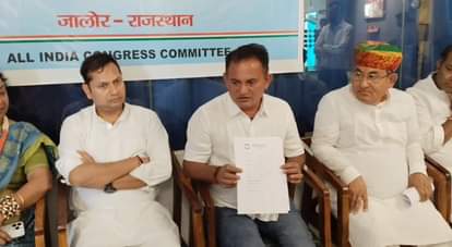 पूर्व मंत्री गोविंदराम मेघवाल जालोर जिला कांग्रेस कमेटी के सदस्यों के साथ।