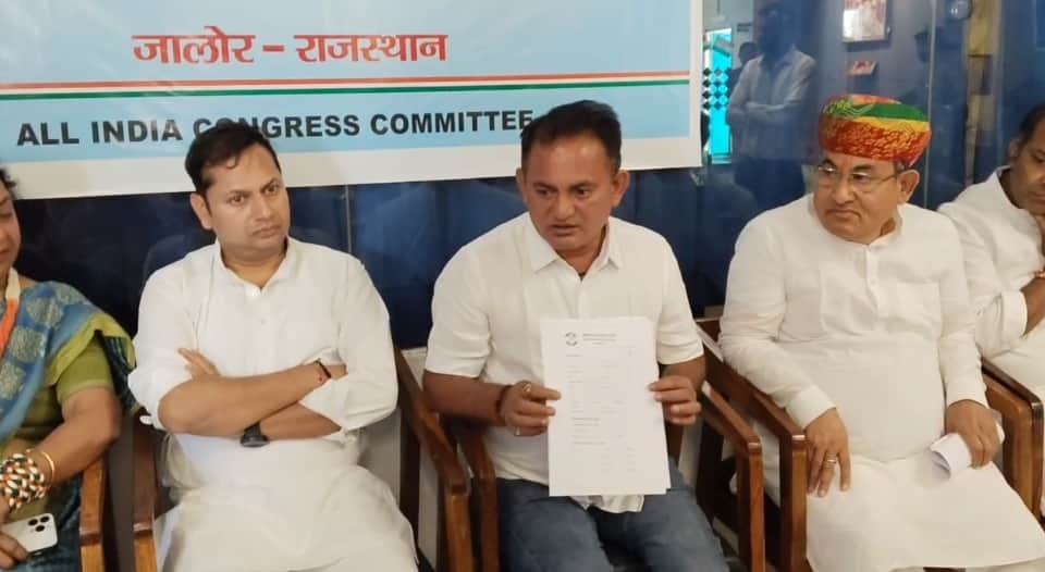 पूर्व मंत्री गोविंदराम मेघवाल जालोर जिला कांग्रेस कमेटी के सदस्यों के साथ।