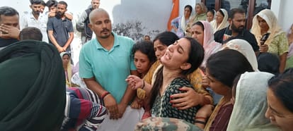 Lance Naik Harvinder Singh, who died of cardiac arrest due to lack of oxygen in the Leh glacier, was cremated