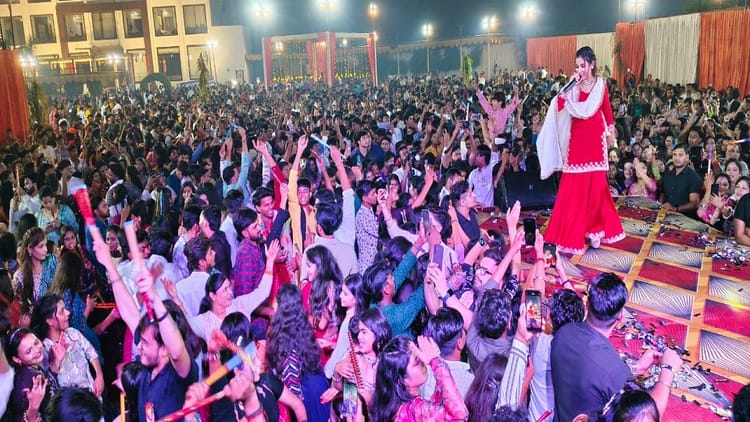 अमर उजाला डांडिया नाइट: हाथरस में 52 गज का दामन …पर झूमा हाथरस,  रेणुका पंवार के गीतों ने मचाया धमाल