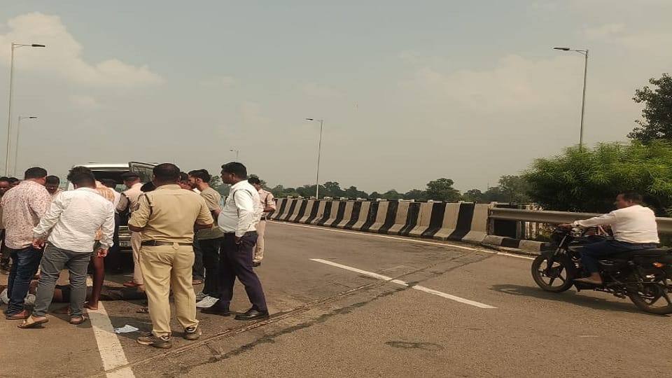 Father killed mother and daughter injured in road accident high speed caused the accident in Korba