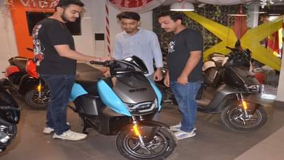 शोरूम में ई-व्हीकल की खरीदारी करता ग्राहक