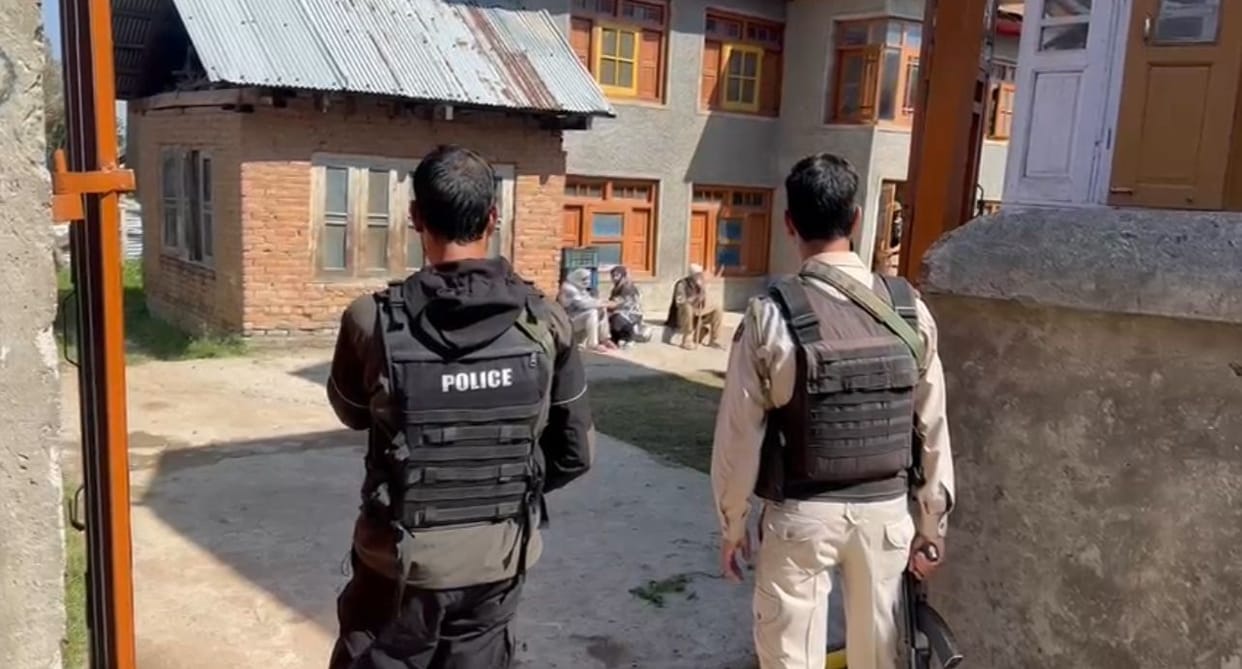 Massive searches launched in the houses of former Hurriyat actvists and Jamaat e islami by JKP Shopian in diff