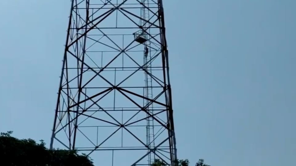 Man Climbs Mobile Tower in Muzaffarnagar After Losing Contact with Girlfriend, Rescued by Police