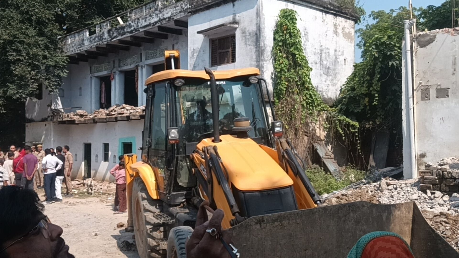 Bulldozer action in Varanasi many houses demolished on Markandeya Mahadev Temple Road