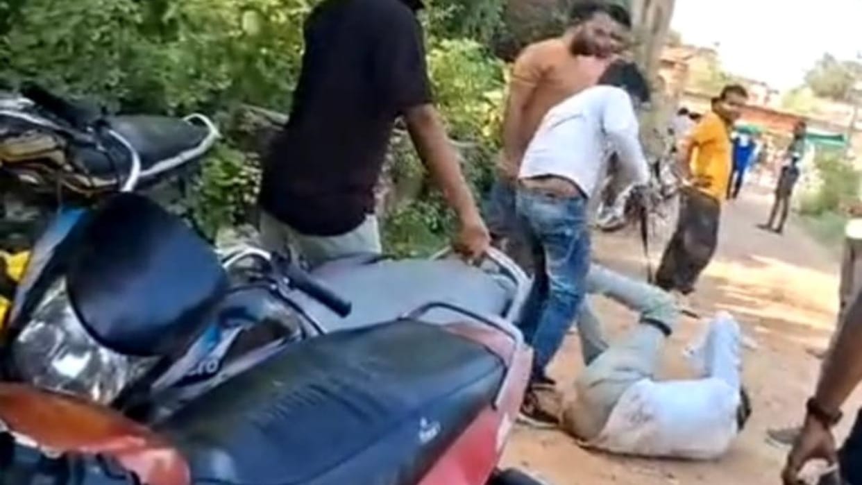 Jhansi: Young man beaten up after being seen with his wife in a hotel, video goes viral
