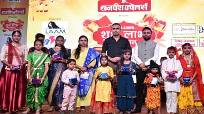 अमर कार्निवाल में प्रस्तुति देने वाले कलाकारों को पुलिस कमिश्नर जोगेंद्र कुमार ने सम्मानित  किया।